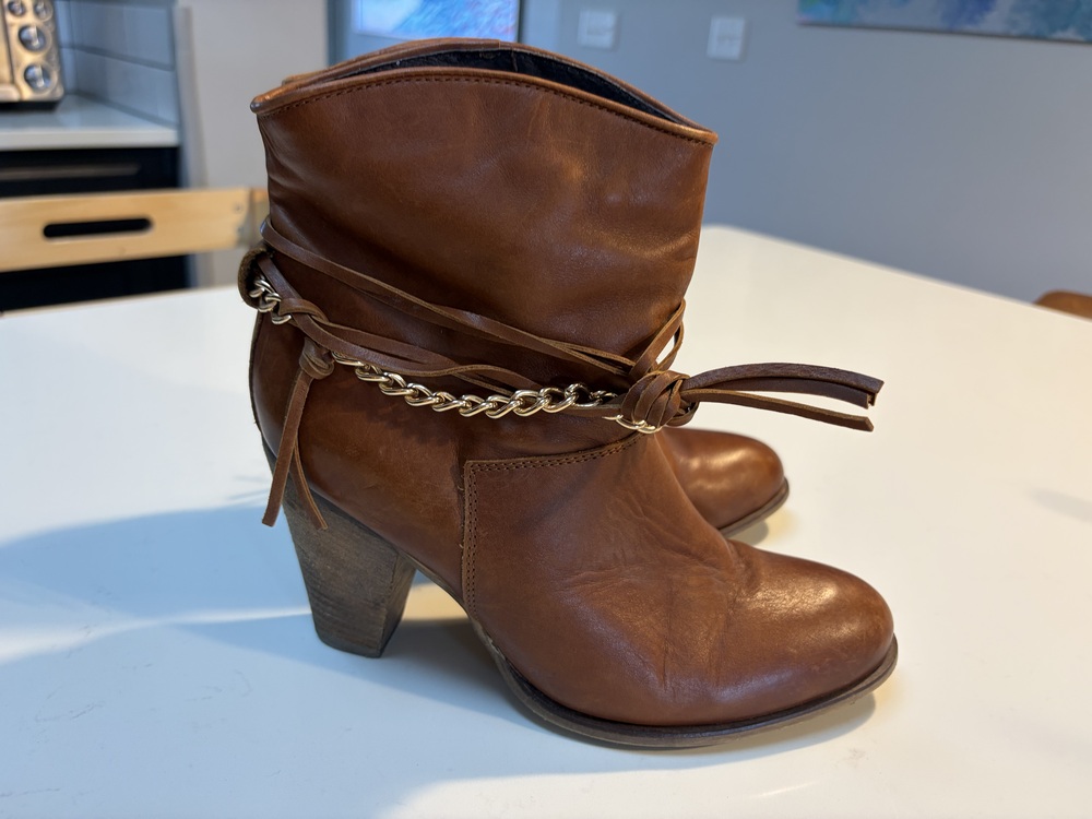Steve Madden Women's Brown Leather Ankle Boots Size 10 Gold Chain Foldover Heel